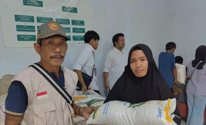 
bantuan pangan beras yang disalurkan Perum Bulog Kantor Cabang Lebak-Pandeglang dilakukan perdana di Desa Warunggunung, Kecamatan Warunggunung.