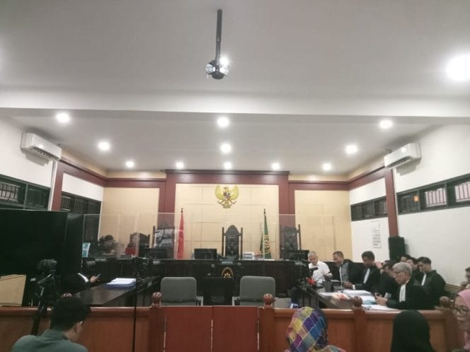 
Kupas tuntas dugaan praktik mafia tanah, Jaksa Penuntut Umum (JPU) bacakan keterangan saksi ahli Prof. Agus Trihartono dalam sidang lanjutan terdakwa Charlie Chandra di Pengadilan Negeri Tangerang, Jumat 18 Juli 2025.