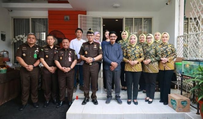 
Kepala Kejaksaan Tinggi (Kajati) Banten Dr Siswanto yang didampingi oleh para Asisten, para Kasi serta Kajari Tangsel dan Ikatan Adhyaksa Dharmakarini (IAD) melakukan Anjangsana, Jumat (18/7/2025).