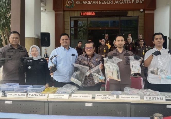 
Kejaksaan Negeri (Kejari) Jakarta Pusat (Jakpus) kembali melaksanakan pemusnahan barang bukti perkara tindak pidana umum yang telah memiliki kekuatan hukum tetap (inkracht), di halaman Kantor Kejari Jakarta Pusat, Kamis (24/7/2025).