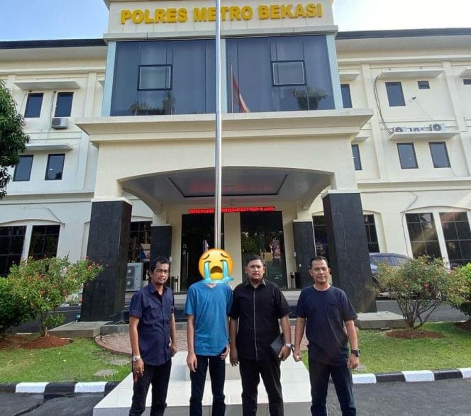 
Keterangan foto : Kuasa hukum keluarga korban Donny Manurung S.H M.H. bersama korban kekerasan di SMK Ananda Mitra Industri Delta Mas, Kamis (24/7/2025)