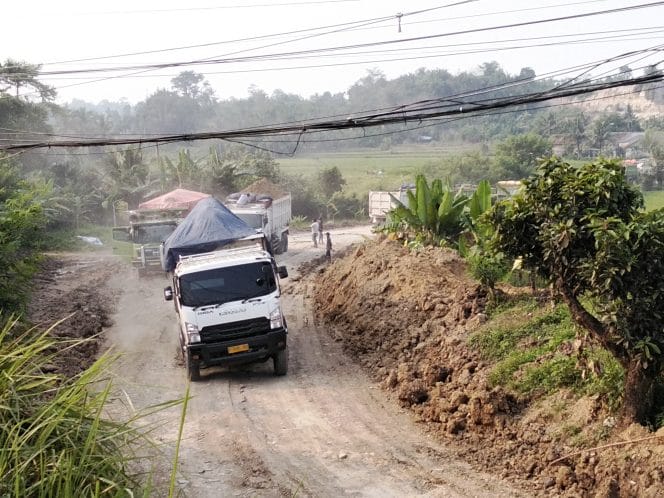 
Keterangan foto: Aktivitas Galian C di desa kaduagung tengah, kecamatan Cibadak,kabupaten Lebak, Selasa (22/07/2025).
