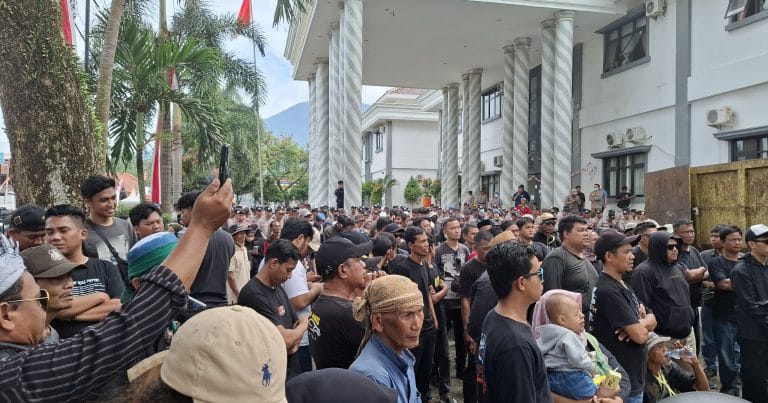 Demo Tolak Tpa Bangkonol, Massa Tabur Sampah: Pejabat Menghilang