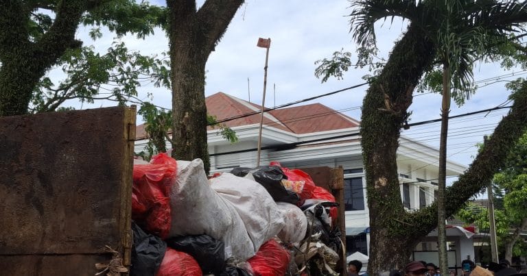 Demo Tolak Tpa Bangkonol, Massa Tabur Sampah: Pejabat Menghilang