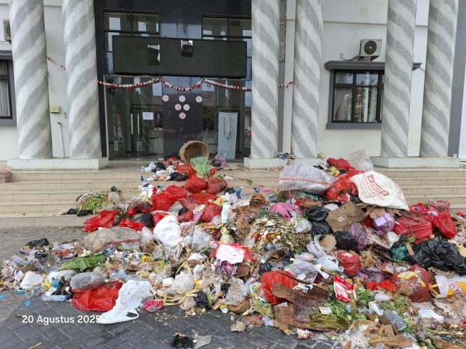 
Foto Sampah yang di tumpahkan dari mobil 