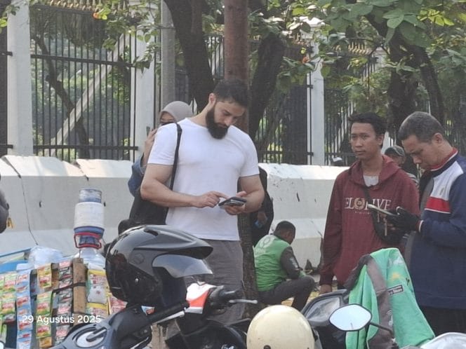 Warga asing saat aksi di depan gedung DPR RI Jakarta 29 Agustus 2025.