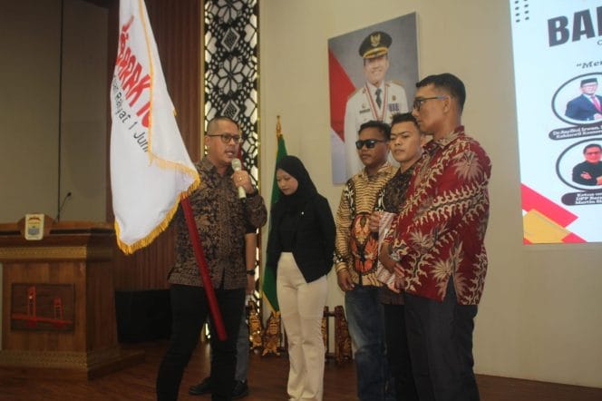 
Barisan Rakyat 1 Juni (Barak 106) menyoroti fenomena terpidana masih bebas berbicara di televisi dan ruang publik yang mencoreng profesionalitas Kejaksaan Agung.