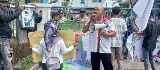 
Keterangan foto: Ketua Pemantau Keuangan Negara (PKN), Fak Fuk Tjhong, saat Demo di Depan Kantor PLN UPT Kabupaten Lebak, Rabu (6/8/2025).
