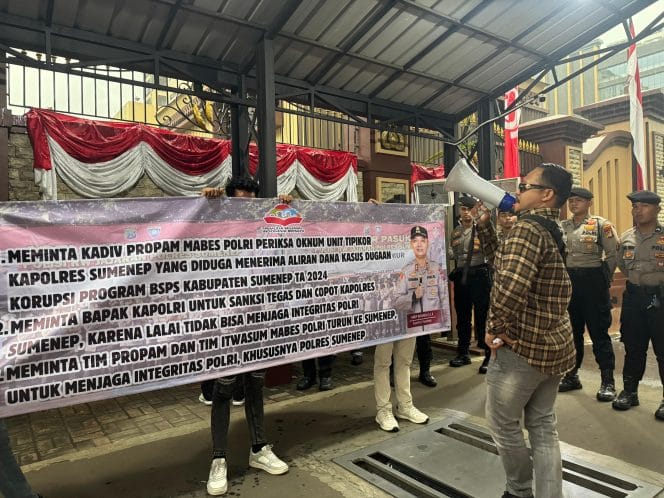 
Sejumlah massa aksi yang mengatasnamakan diri sebagai Pemuda Milenial Indonesia Bersatu unjuk rasa di depan Markas Besar Kepolisian Republik Indonesia (Mabes Polri) di Jakarta.