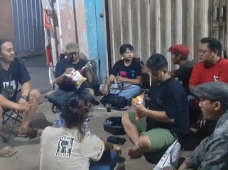 Keterangan Foto Buruh sedang diskusi terkait kenaikan pajak di daerah-daerah.