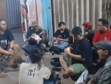 Keterangan Foto Buruh sedang diskusi terkait kenaikan pajak di daerah-daerah.
