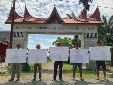 Puluhan warga Masyarakat Kecamatan Linggo Sari Baganti kembali menyuarakan aspirasi dengan melakukan aksi damai untuk mendesak Bupati Pesisir Selatan.
