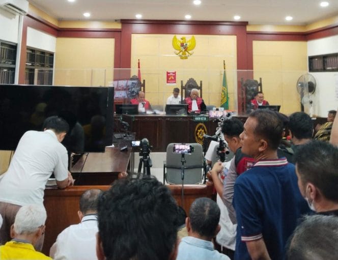 
Kasus pemalsuan dokumen mafia tanah terdakwa Charlie Chandra telah memasuki tahap vonis putusan di Pengadilan Negeri Tangerang, Rabu 20 Agustus 2025.