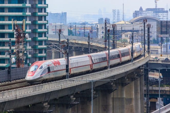 
KCIC memastikan sistem Earthquake Early Warning System (EEWS) yang terpasang di sepanjang jalur Kereta Cepat Whoosh berfungsi dengan baik.