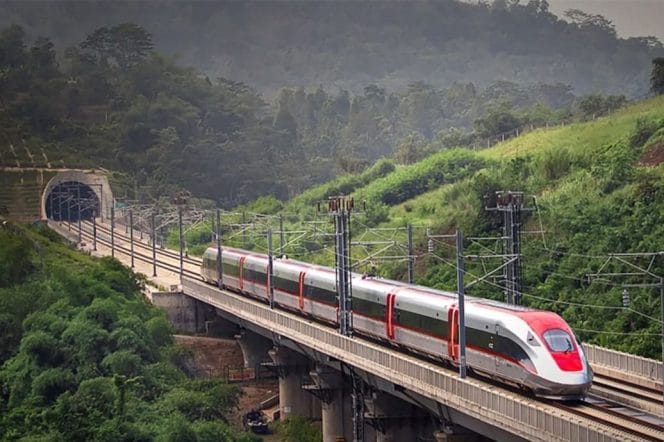
Perjalanan Kereta Cepat Whoosh pada Kamis, 21 Agustus 2025 kembali beroperasi normal dengan total 62 perjalanan per hari.