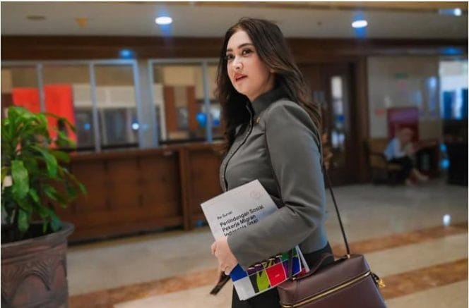 
Keterangan foto : Nafa Urbach, artis sekaligus pejabat yang bela kenaikan tunjangan anggota dewan, Jumat (22/8/2025)