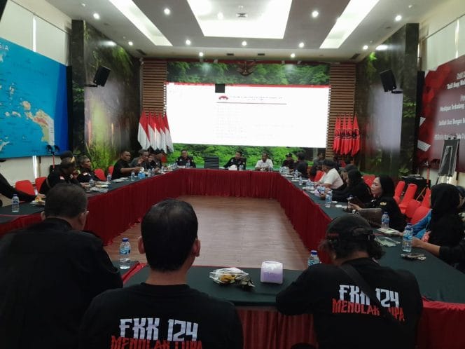 
Keterangan foto : Para Korban Peristiwa 27 Juli 1996 atau yang dikenal dengan korban Kerusuhan Dua Puluh Tujuh Juli (Kudatuli) menggelar rapat pembentukan kepengurusan baru dalam wadah Forum Komunikasi Kerukunan Korban Kerusuhan Peristiwa 27 Juli 1996 (FKK-124) di Jalan Diponegoro Nomor 58, Menteng, Jakarta Pusat, pada Jumat sore (22/8/2025).