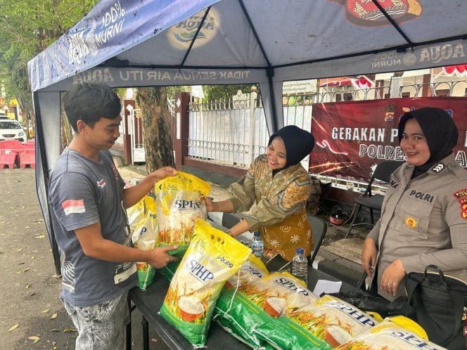
Keterangan foto : Penyaluran beras SPHP di Wilayah Lebak, Sabtu (23/8/2025)