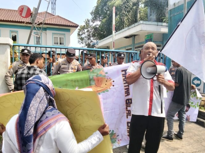 
Keterangan foto: PKN dan RPM Kepung Melakukan Aksi Demo di Depan Kantor UP3 Banten Selatan, Kabupaten Lebak, Rabu (6/8/2025.