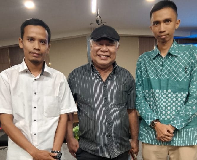
Keterangan Foto : Laksda TNI (Purn.) Soleman B. Ponto (tengah) dan Ario Seno (kanan).
