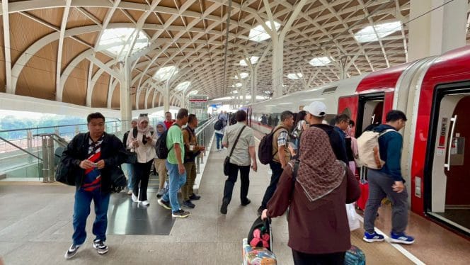 
Sebanyak 3.000 paket merchandise khusus Hari Pelanggan Nasional dibagikan sebagai bentuk apresiasi kepada seluruh pelanggan setia Whoosh.