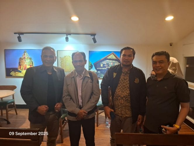
Keterangan foto : Kepala Biro Humas BPJPH, Indra, bersama Chuzaemi dan staf Humas pada Selasa, 9 September 2025 di Green Terrace TMII Jakarta.