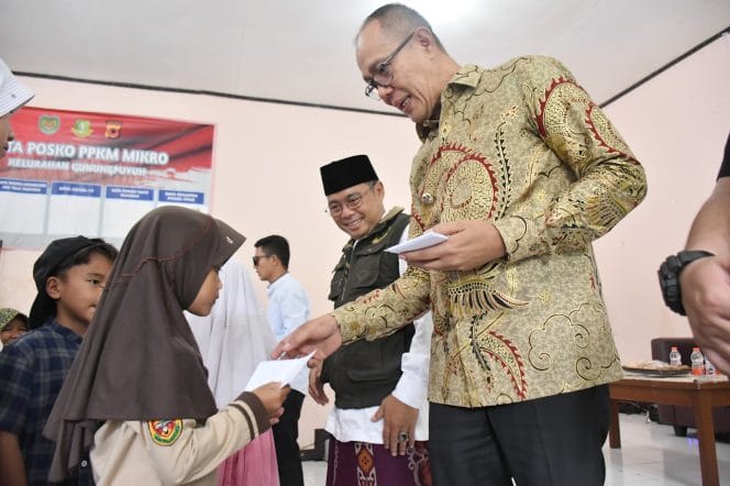 
Keterangan Foto - Sosialisasi dan Penyaluran Manfaat Wakaf, Penyerahan Sertifikat Halal, serta Santunan Anak Yatim.