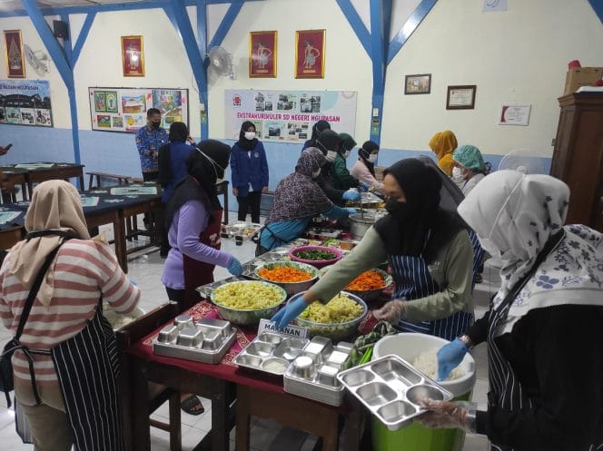 
Pelaksanaan uji coba Dapur sekolah di SDN Ngupasan, Jogjakarta, Senin 22 September 2025 juga dihadiri oleh Koramil 03/Gondokusuman, Selasa (23/9/2025)