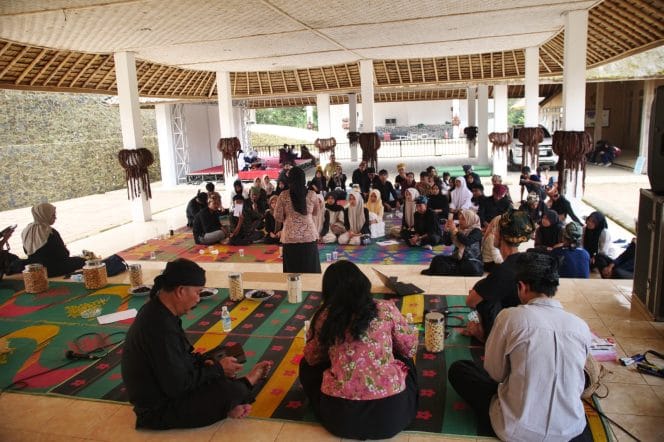 
kegiatan Seren Taun Kasepuhan Cisungsang hari ini dimulai dengan Sarasehan Pengetahuan dan Teknologi Tradisional yang digelar di Ajeng Kasepuhan Cisungsang Sobang, Selasa (23/9/2025).