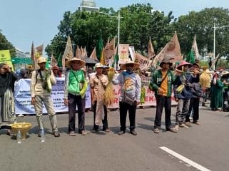 Keterangan foto : Serikat Petani Indonesia (SPI) menggelar aksi damai memperingati Hari Tani Nasional (HTN) ke-65 di kawasan Monas hingga Istana Kepresidenan, Jakarta, Rabu (24/9/2025)