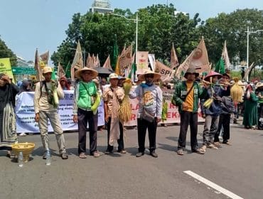 Keterangan foto : Serikat Petani Indonesia (SPI) menggelar aksi damai memperingati Hari Tani Nasional (HTN) ke-65 di kawasan Monas hingga Istana Kepresidenan, Jakarta, Rabu (24/9/2025)