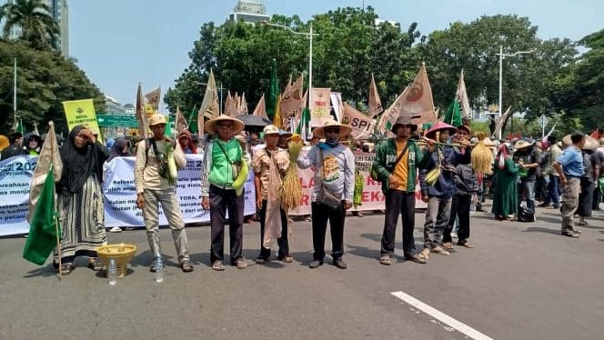 
Keterangan foto : Serikat Petani Indonesia (SPI) menggelar aksi damai memperingati Hari Tani Nasional (HTN) ke-65 di kawasan Monas hingga Istana Kepresidenan, Jakarta, Rabu (24/9/2025)