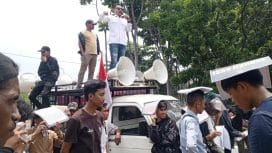 Keterangan foto : Ratusan massa aksi yang tergabung dalam Asosiasi Petani Sawit Pasangkayu (APSP), Kamis (25/9/2025)