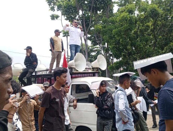 
Keterangan foto : Ratusan massa aksi yang tergabung dalam Asosiasi Petani Sawit Pasangkayu (APSP), Kamis (25/9/2025)