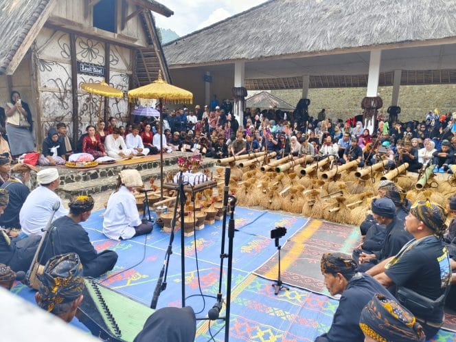 
Keterangan foto: Acara Ritual Kasepuhan Adat Cisungsang.