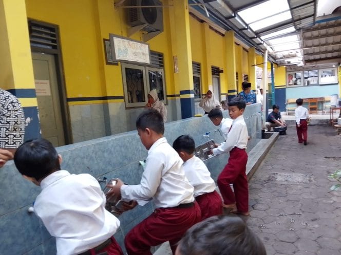 
Keberhasilan pelaksanaan uji coba Dapur Sekolah di SDN Ngupasan, Jogjakarta tidak lepas dari peran Komite Sekolah dan para orang tua siswa.