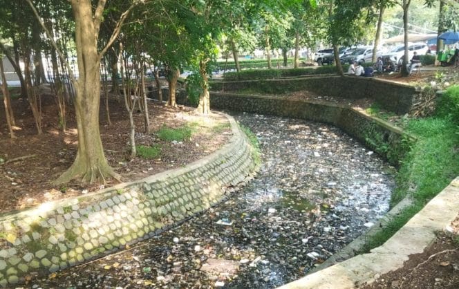 
Foto: Tumpukan sampah plastik, botol, dan limbah, di Irigasi Dekat Kantor DLH Kabupaten Tangerang, Senin (22/9/2025).