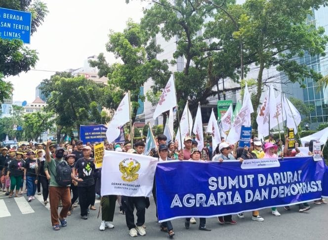 
Foto: Ribuan Petani Geruduk Kantor Gubernur Sumut, Gubernur dan Wakil Gubernur Tak Temui Massa.