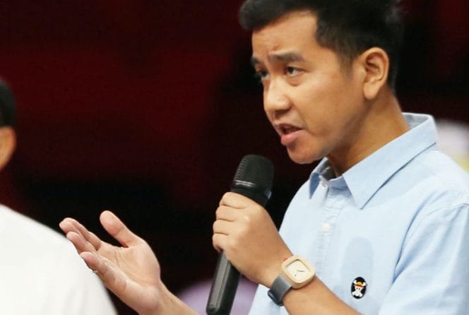 Foto Wakil Presiden Gibran Rakabuming Raka (mengenakan pin Mugiwara One Piece) di lokasi Debat Antarcawapres Pilpres 2024 di Jakarta Convention Center (JCC), Jakarta, Minggu (21/1/2024).