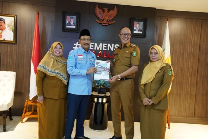 
Foto: Walikota Sukabumi bersama Menteri Sosial.