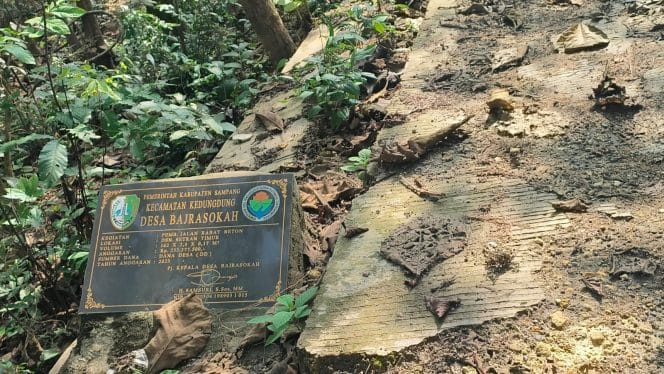 
Keterangan foto : Proyek jalan rabat beton yang dibiayai Dana Desa (DD) 2023 di Desa Bajrasokah, Sampang, Minggu (12/10/2025)