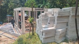 Keterangan foto : rumah milik pasangan Juned dan Saniti ambruk belum lama ini