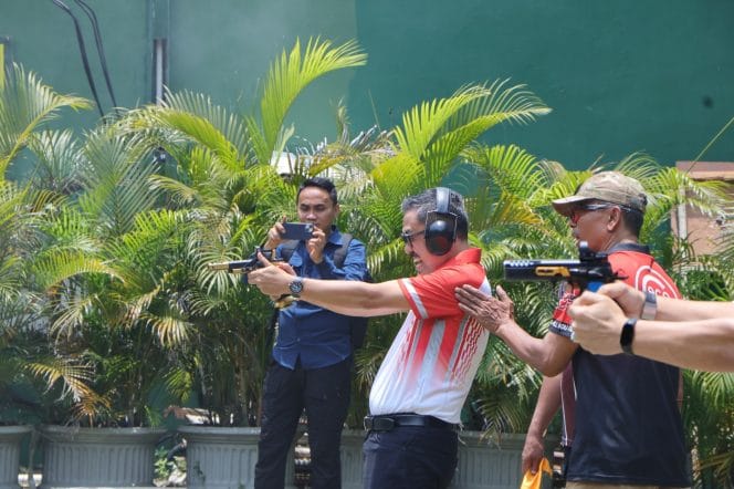 
Keterangan foto : Jaksa Agung Republik Indonesia ST Burhanuddin secara resmi membuka Kejuaraan Menembak Jaksa Agung Cup 2025 yang diselenggarakan oleh Adhyaksa Shooting Club bekerja sama dengan Persatuan Jaksa Indonesia (PERSAJA) dan Pengurus Besar Persatuan Menembak dan Berburu Indonesia (PB Perbakin), Senin (14/10/2025)
