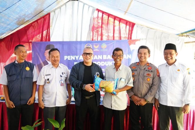 
Anggota Komisi IV DPR dari Fraksi Partai NasDem Arif Rahman menyalurkan bantuan bibit produktif kepada masyarakat di Kampung Cipicung, Desa Cidahu, Kecamatan Banjarsari, Kabupaten Lebak, Banten,