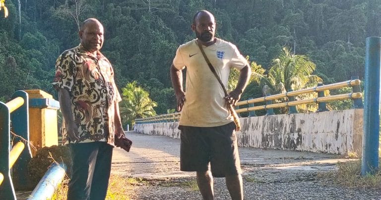 Gerak 08 Papua Tengah Secara Resmi Menyurati Presiden Prabowo Subianto Terkait Permintaan Klarifikasi Atas Kelanjutan Proyek Pembangkit Listrik Tenaga Air 5 Pengurus Gerakan Nusantara 08 Provinsi Papua Tengah Dan Gerakan Ekonomi Kreatif 08 (Gerak 08) Secara Resmi Menyurati Presiden Republik Indonesia Prabowo Subianto Terkait Permintaan Klarifikasi Atas Kelanjutan Proyek Pembangkit Listrik Tenaga Air (Plta) Kalibumi Nabire Yang Hingga Kini Belum Terlaksana Secara Maksimal, Meski Telah Direncanakan Sejak Tahun 1996. Surat Dengan Nomor 01/Pgge/Pt/2025 Itu Ditandatangani Langsung Oleh Yusak Ernes Tebay, Ketua Gerak 08 Papua Tengah. Dalam Surat Tersebut, Pihaknya Menyampaikan Keresahan Masyarakat Terhadap Lambatnya Realisasi Proyek Yang Masuk Dalam Ruptl Pt Pln (Persero) Dan Mendapat Dukungan Pendanaan Dari Lembaga Internasional. “Proyek Ini Sudah Lama Dijanjikan Dan Masuk Dalam Ruptl, Bahkan Sudah Dapat Pendanaan Dari Bank Pembangunan Jerman (Kfw), Namun Belum Ada Kemajuan Berarti Di Lapangan,” Ujar Yusak Dalam Pernyataannya 20 Oktober 2025. Masyarakat Papua Tengah, Khususnya Di Sekitar Lokasi Proyek Di Kabupaten Nabire, Juga Mengeluhkan Ketidakjelasan Proses Ganti Rugi Tanah Ulayat. Gerak 08 Menilai Bahwa Hanya Sebagian Kelompok Masyarakat Yang Menerima Kompensasi, Sedangkan Sebagian Besar Tanah Adat Belum Diperhitungkan Secara Adil Dan Transparan. “Kami Menduga Ada Ketidakberesan Dalam Proses Ganti Rugi. Tanah Ulayat Milik Masyarakat Adat Seharusnya Diperhitungkan Secara Menyeluruh Dan Adil, Bukan Hanya Untuk Segelintir Kelompok,” Tegas Yusak. Gerak 08 Bahkan Menyinggung Adanya Dugaan Praktik Korupsi Yang Menyebabkan Proyek Plta Kalibumi Terus Mengalami Penundaan. Mereka Meminta Presiden Prabowo Subianto Untuk Turun Tangan Langsung Dalam Mengawasi Dan Membersihkan Proyek Dari Oknum-Oknum Yang Terlibat. “Jika Memang Ada Persoalan Perizinan Atau Mafia Proyek, Kami Minta Presiden Bertindak. Jangan Biarkan Pembangunan Di Papua Tengah Tersandera Kepentingan Segelintir Orang,” Tambah Yusak. Proyek Plta Kalibumi Nabire Disebut Sebagai Salah Satu Program Strategis Yang Seharusnya Mendukung Pasokan Listrik Berkelanjutan Di Papua Tengah. Dalam Suratnya, Gerak 08 Menyayangkan Bahwa Hingga 2025, Proyek Ini Belum Menunjukkan Hasil Meski Nilainya Mencapai Triliunan Rupiah. Sebagai Pelengkap Laporan, Masyarakat Juga Menyerahkan Bukti Foto Fisik Proyek Irigasi Kalibumi Yang Menunjukkan Kondisi Lapangan Yang Terbengkalai Dan Tidak Menunjukkan Progres Berarti. Surat Terbuka Ini Ditujukan Sebagai Bentuk Aspirasi Rakyat Papua Tengah, Khususnya Di Distrik Nabire Barat, Yang Menginginkan Keadilan, Transparansi, Dan Percepatan Pembangunan Di Wilayah Mereka. Gerakan Ekonomi Kreatif 08 (Gerak 08) Adalah Bagian Dari Gerakan Nusantara 08 Papua Tengah, Organisasi Masyarakat Pendukung Presiden Prabowo Subianto Yang Fokus Berdiri Di Garis Rakyat, Perlindungan Hak Masyarakat Adat, Dan Pemberdayaan Ekonomi Lokal Di Provinsi Papua Tengah.