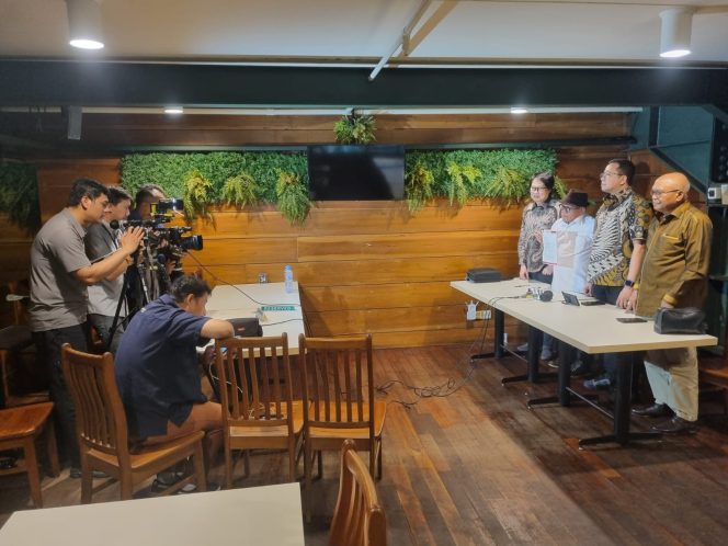 KOSMAK) melayangkan surat pengaduan kepada Presiden Prabowo Subianto, Jumat (24/10/2025)