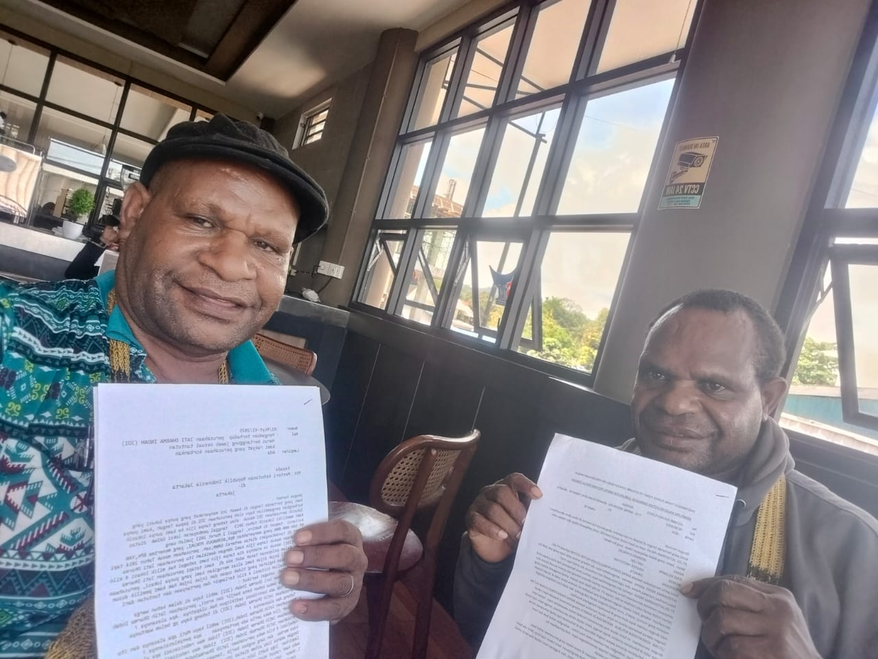 Rakyat Papua Tengah Tuding Ada Pembiaran Penyerobotan Lahan Oleh Pt Jati Dharma Indah 1 Papua Tengah — Kementerian Kehutanan Republik Indonesia Dinilai Tutup Mata Terhadap Laporan Rakyat Papua Tengah Soal Dugaan Penyerobotan Tanah Ulayat Oleh Pt Jati Dharma Indah (Jdi). Yusak Ernes Tebay, Pemilik Lahan Di Wilayah Tersebut, Menuntut Keadilan Dan Meminta Pemerintah Bertindak Atas Pelanggaran Yang Sudah Berlangsung Sejak 2014. Menurut Yusak, Pt Jati Dharma Indah Melakukan Penebangan Kayu Di Area Seluas Sekitar Dua Kilometer Persegi Tanpa Izin Dari Pemilik Hak Ulayat. “Perusahaan Ini Masuk Tanpa Permisi, Tidak Lewat Pintu, Tapi Lewat Jendela. Mereka Menebang Seenaknya Dan Mengabaikan Masyarakat Adat,” Ujarnya Dengan Nada Kecewa Nabire 25 Okteber 2025. Bernardus Pokuai, Pihak Yang Disebut Sebagai Penerima Pelepasan Lahan Sah Dari Pemilik Hak Ulayat, Menguatkan Pernyataan Tersebut. Ia Menyebut Perusahaan Menebang Berbagai Jenis Kayu Seperti Merbau, Matoa, Marsawa, Dan Jenis Kayu Pilihan Lainnya Tanpa Melakukan Reboisasi. Bahkan, Kata Dia, Jdi Menebang Pohon Yang Belum Layak Tebang Dan Diduga Sempat Mengubur Kayu Untuk Menghindari Protes Warga. “Warga Sudah Pernah Mendatangi Perusahaan, Meminta Mereka Lakukan Reboisasi, Tapi Tidak Direspons. Malah Sempat Terjadi Keributan,” Ungkap Bernardus. Rakyat Papua Tengah Melalui Para Tokoh Adat Dan Masyarakat Sudah Dua Kali Melayangkan Surat Resmi Kepada Kementerian Kehutanan: Pertama Pada 7 Maret 2025 (Nomor: 02/Nbr/Urkyt/2025) Dan Kedua Pada 4 September 2025 (Nomor: 01/Xi/2025). Dalam Surat Tersebut, Mereka Menuntut Pertanggungjawaban Pt Jati Dharma Indah Atas Kerusakan Lingkungan Dan Pelanggaran Hak Adat Yang Dilakukan. Namun Hingga Kini, Tak Ada Satu Pun Tanggapan Dari Kementerian Kehutanan Maupun Pihak Perusahaan. “Kami Sudah Menunggu Enam Bulan Sejak Surat Pertama, Tapi Tidak Ada Balasan. Surat Kedua Juga Sunyi. Kami Curiga Ada Permainan Antara Perusahaan Dan Pejabat Kementerian,” Kata Yusak Menuding. Warga Menilai Pt Jati Dharma Indah Mendapat Perlindungan Dari Oknum “Orang Kuat” Di Pusat. Karena Itu, Mereka Mengancam Akan Melakukan Aksi Pemalangan Jalan Utama Menuju Lokasi Perusahaan Jika Tidak Ada Kejelasan. “Kami Sudah Sabar. Kalau Tidak Ada Tindakan, Kami Akan Palang Jalan. Semua Akibatnya Ditanggung Oleh Kementerian Kehutanan Dan Pt Jati Dharma Indah,” Tegasnya. Tokoh Masyarakat Tomas Menambahkan, Pemerintah Pusat Harus Turun Tangan. “Kami Minta Presiden Prabowo Dan Kementerian Kehutanan Segera Menindak Pihak-Pihak Yang Bermain. Kalau Perlu, Tangkap Dan Jebloskan Ke Penjara. Jangan Biarkan Rakyat Terus Dirugikan.” Kasus Ini Kini Menjadi Sorotan Tajam Publik Papua Tengah. Warga Menuntut Pemerintah Menegakkan Prinsip Pelayanan Prima Bukan Pelayanan Khusus Untuk Perusahaan Besar. Jika Tak Ada Penyelesaian, Mereka Berjanji Akan Menempuh Jalur Hukum Agar Keadilan Benar-Benar Berpihak Pada Rakyat. “Di Mana Ada Rakyat, Di Situ Seharusnya Ada Negara,” Ujar Yusak, Menutup Pernyataannya Dengan Nada Getir.