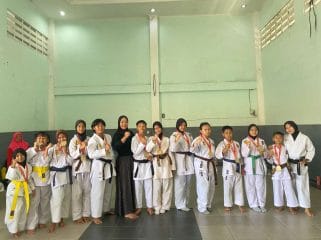 Poto kohai dan orang tua kohai,Dalam rangka mempererat tali silaturahmi antar pengurus dan anggota, Dojo zatayu melakukan halal bihalal sekaligus merayakan syukuran tempat pelatihan dan penyematan sabuk