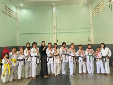 Poto kohai dan orang tua kohai,Dalam rangka mempererat tali silaturahmi antar pengurus dan anggota, Dojo zatayu melakukan halal bihalal sekaligus merayakan syukuran tempat pelatihan dan penyematan sabuk