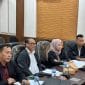 Ubaydillah Menegaskan, Keberadaan Tkpp Prinsipnya, Justru Memperkuat Sinergitas Dan Komunikasi Antara Asn Dengan Wali Kota Sukabumi. 14 Keberadaan Tim Komunikasi Percepatan Pembangunan (Tkpp) Kota Sukabumi Pada Prinsipnya Untuk Memperkuat Sinergitas Dan Komunikasi Antara Aparatur Sipil Negara (Asn) Dengan Wali Kota Sukabumi Ayep Zaki Dan Tidak Bertujuan Untuk Mengambil Alih Peran Asn. “Selama Ini Kami Menjalankan Tugas Sesuai Dengan Tupoksi (Tugas Pokok Dan Fungsi) Kami, Tidak Benar Kami Mengambil Alih Peran Asn, Kami Hanya Ingin Membantu Dan Memperkuat Komunikasi Asn Dengan Pak Wali Kota H Ayep Zaki,” Ungkap Ketua Tkpp Kota Sukabumi, Ubaydillah Dalam Keterangannya, Senin (27/10/2025). Pernyataan Ubaydillah Tersebut Menanggapi Pemanggilan Panja Wakaf Dan Tkpp Dprd Kota Sukabumi Beberapa Waktu Lalu. Hadir Dalam Pertemuan Tersebut Ubaydillah, Ujang Fahrudin Jetli, Jamaludin, Dan Ani Nurhayati. Dalam Pertemuan Tersebut Ubaidillah Memaparkan Secara Rinci Penjelasan Terkait Tugas Dan Fungsi Tkpp Secara Mendalam. Menurutnya, Tim Yang Dibentuk Wali Kota Sukabumi H Ayep Zaki Bertujuan Untuk Melakukan Percepatan Pembangunan Di Berbagai Sektor Di Kota Sukabumi. “Saya Sudah Memberikan Penjelasan Terkait Tupoksi (Tugas Pokok Dan Fungsi) Kepada Pimpinan Dan Anggota Panja Dprd Kota Sukabumi. Dari Hasil Kajian Kami, Sudah Dilaporkan Secara Mendalam Terhadap Panja Dprd Kota Sukabumi,” Terang Ubaydillah. Ubaydillah Menegaskan, Keberadaan Tkpp Pada Prinsipnya, Tidak Bertujuan Untuk Mengambil Alih Peran Asn, Akan Tetapi Justru Memperkuat Sinergitas Dan Komunikasi Antara Asn Dengan Wali Kota Sukabumi. “Jadi, Asn Tetap Menjalankan Tugas Pokoknya, Kami Hanya Memperlancar Koordinasi,” Jelas Ubaydillah. Ubaydillah Juga Memaparkan Efektivitas Kerja Tim Tkpp Yang Bisa Dilihat Dari Sejumlah Indikator Pencapaian Pembangunan. Sebut Saja Terkait Pendapat Asli Daerah (Pad) Serta Hasil Evaluasi Dari Kinerja Badan Usaha Milik Daerah (Bumd) Dan Badan Layanan Umum Daerah (Blud) Di Kota Sukabumi. “Alhamdulilah, Saat Ini Pad Kota Sukabumi Bisa Meningkat, Kinerja Rsud R Syamsudin Sh, Pdam (Perusahaan Daerah Air Minum) Dan Bpr (Bank Perekonomian Rakyat) Membaik Serta Terdapat Pencapaian Hasil Yang Baik Jika Dibandingkan Dengan Sebelumnya,” Ungkapnya. Untuk Rsud R Syamsudin, Tambah Ubaydillah, Tahun 2025 Ini Terdapat Profit Mencapai Rp.7 Miliar, Dan Di Pdam Per Bulan September Yang Lalu, Terdapat Profit Sebesar Rp 410 Juta, Sedangkan Bpr Meraih Keuntungan Sebesar Rp 4 Miliar. &Quot;Ini Menjadi Bukti Nyata Bahwa Kinerja Tkpp Berjalan Dengan Baik Dan Hasilnya Bisa Dibuktikan Ke Publik,&Quot; Tandas Ubaydillah. Terkait Keberadaan Tim Tkpp Yang Berujung Dibentuknya Panja Wakaf Dan Tkpp Di Dprd Kota Sukabumi, Ubaydillah Sangat Menghormati Dinamika Yang Terjadi Selama Ini Dan Sangat Membuka Ruang Kritik Demi Kemajuan Kota Sukabumi. “Saya Dan Tim Tkpp Sangat Menghormati Dinamika Yang Terjadi, Namun Pada Prinsifnya Kami Sangat Membuka Ruang Kritik Guna Kemajuan Kota Sukabumi, Alhamdulilah Kami Pun Akhirnya Bisa Berdiskusi Dengan Panja,” Jelasnya. Sedangkan Soal Isue Beberapa Jabatan Yang Melekat Pada Dirinya, Ubaydillah Menjelaskan Bahwa, Hal Tersebut Hanya Semata-Mata Untuk Percepatan Pembangunan Khususnya Di Bumd Dan Blud. “Keterlibatan Saya Di Dewas Rsud R Syamsudin, Pdam Dan Bpr Bagian Dari Upaya Guna Melakukan Percepatan Pembangunan Atau Melakukan Kajian Serta Evaluasi Dari Kinerja Internal Bumd Dan Blud. Dan Ini Terbukti, Saat Ini Kondisi Bumd Dan Blud Di Kota Sukabumi Tumbuh Sehat Dan Mampu Menghasilkan Yang Terbaik Jika Dibandingkan Dengan Kondisi Bumd Dan Blud Sebelumnya,” Pungkasnya.